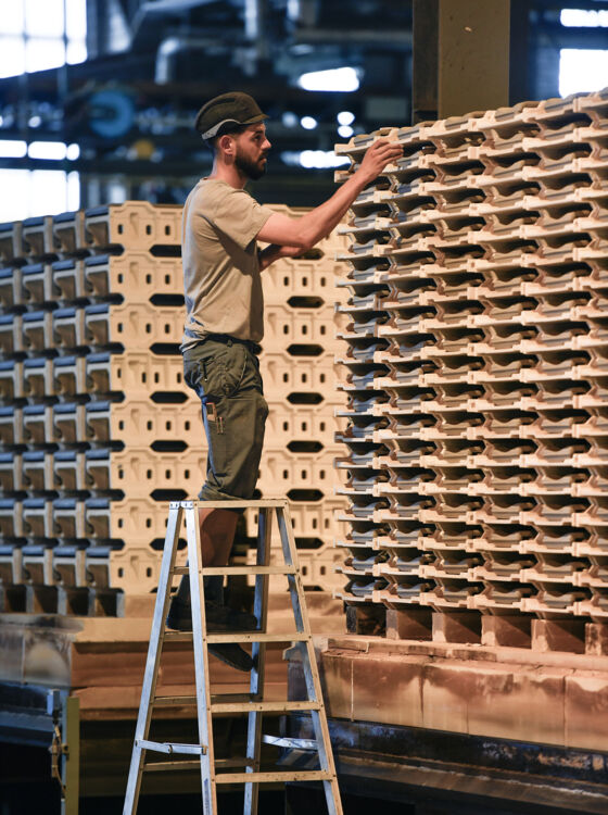 Mitarbeiter in der Produktion Laufen